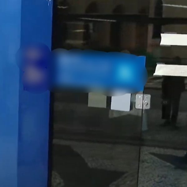 Agência bancária é isolada por suspeita de bomba na Praça Tiradentes, em Curitiba