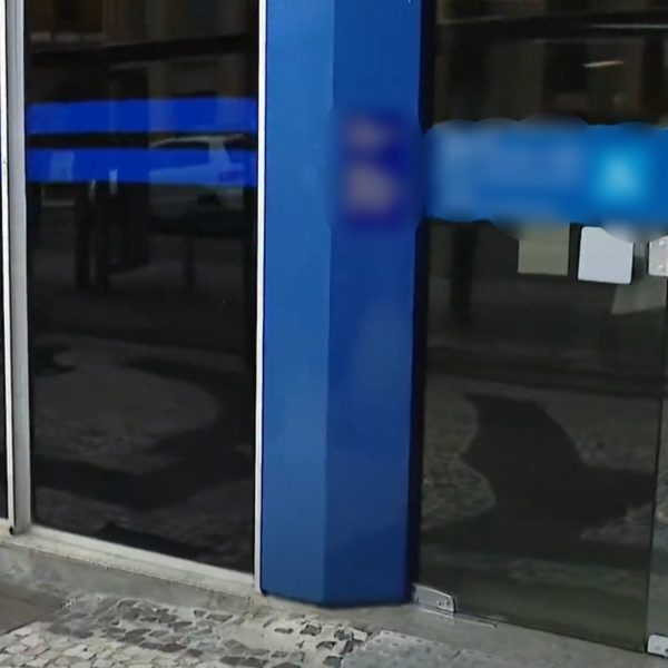 Agência bancária é isolada por suspeita de bomba na Praça Tiradentes, em Curitiba
