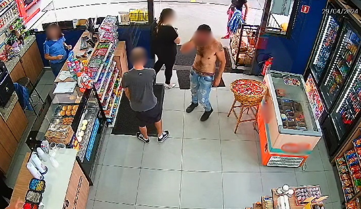 Homem agredido tentou acessar loja de conveniência, mas foi retirado por funcionários do posto de combustíveis 