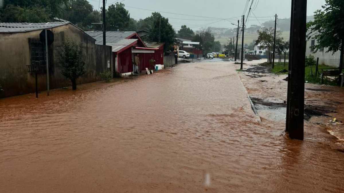  alerta vermelho de chuvas intensas no sul do Brasil 