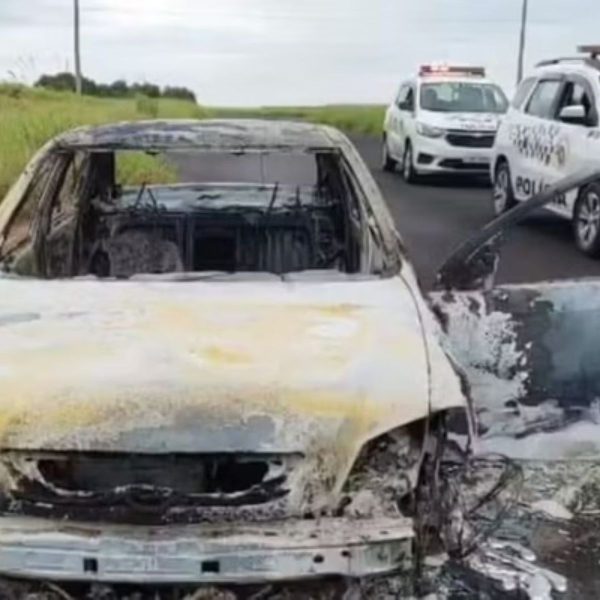 Mulher é presa após confessar matar namorado e queimar carro com ele dentro