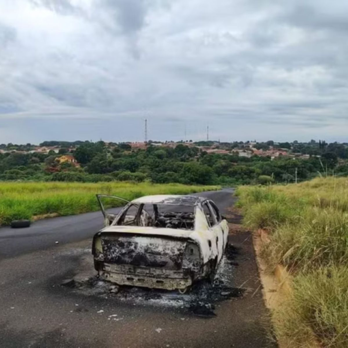  Mulher é presa após confessar matar namorado e queimar carro com ele dentro 