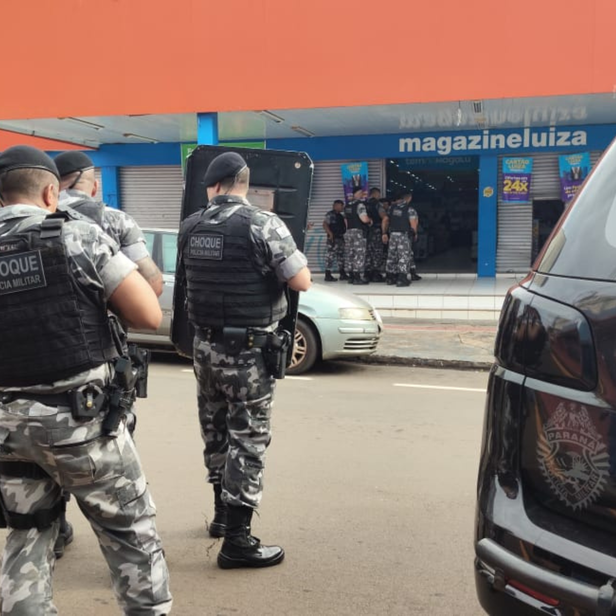  Criminosos armados invadem loja da Magazine Luiza e fazem reféns no PR 