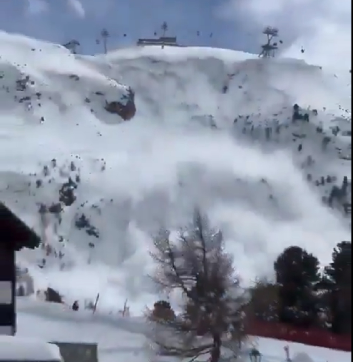  VÍDEO: avalanche em resort deixa 3 mortos; adolescente está entre as vítimas 