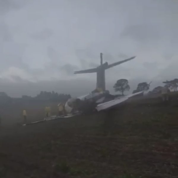 Avião da farmacêutica Cimed sofre acidente durante pouso; veja vídeo