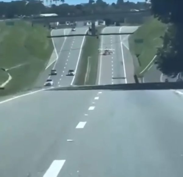 Avião faz pouso forçado em rodovia após pane em motor; veja o vídeo