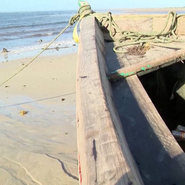 Barco vira em alto mar e deixa 94 mortos e 26 desaparecidos