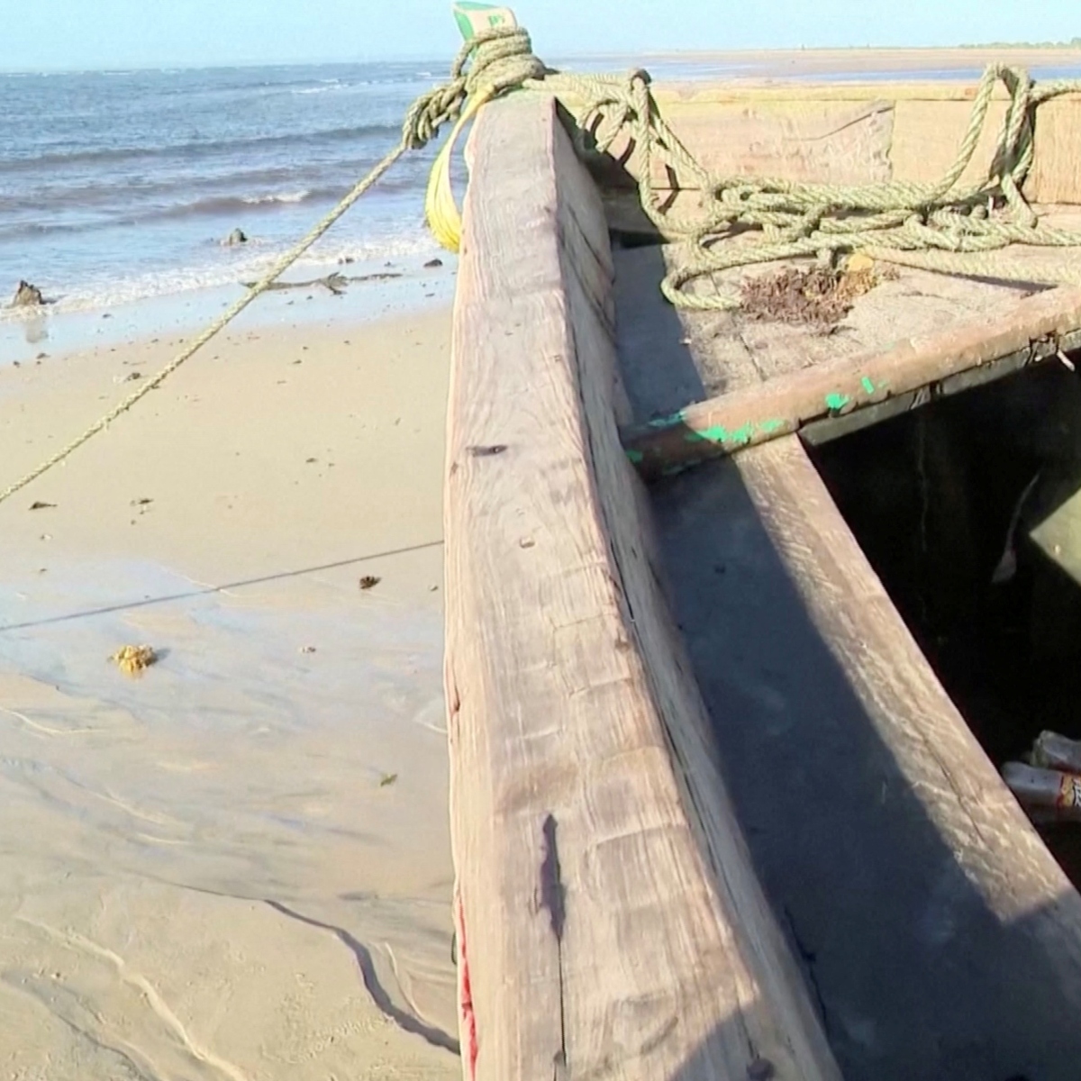  Barco vira em alto mar e deixa 94 mortos e 26 desaparecidos 