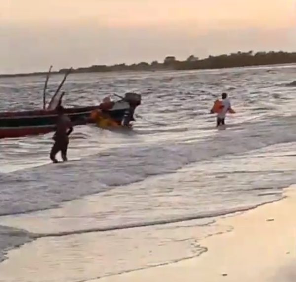 Barco vira em alto mar e deixa 94 mortos e 26 desaparecidos