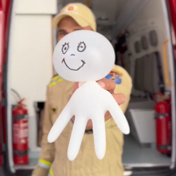 Beleza de bombeiro do PR viraliza em vídeo que ensina a criar balão com luva