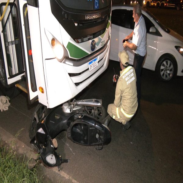 Imagem mostra motocicleta embaixo do Transporte Coletivo da Cidade Canção após acidente.