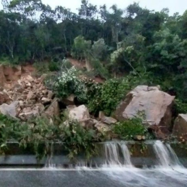 Após chuvas, queda de barreira interdita BR-101 na região de Palhoça