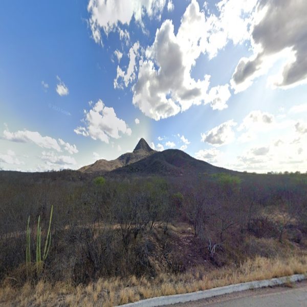 Pesquisadores indicam que o vulcão extinto Cabugi foi o primeiro terrítorio avistado no Brasil. (Foro: Reprodução/Google Mapas).