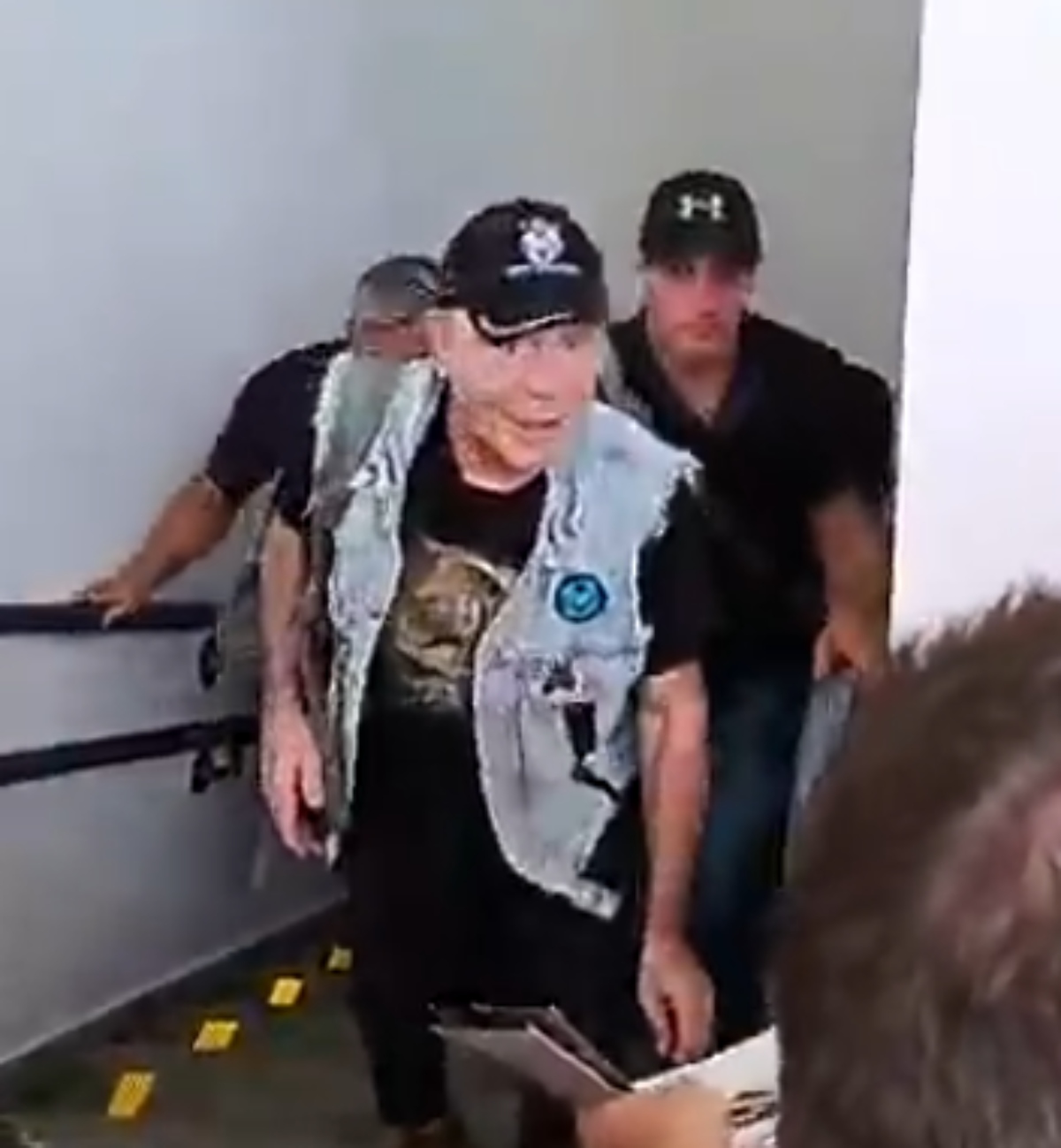 Bruce Dickinson, do Iron Maiden, participa de duelo de esgrima em Curitiba