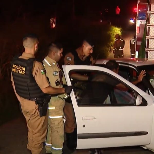 Homem bêbado foi levado para casa com ajuda de um amigo