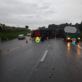 Caminhão boiadeiro tomba após se envolver em acidente na PR-444