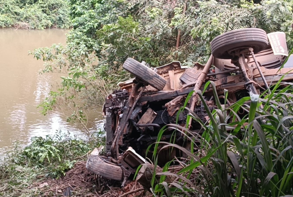 Caminhão tomba sobre a ponte do Rio Ligeiro, no PR, e motorista fica ferido; vídeo-