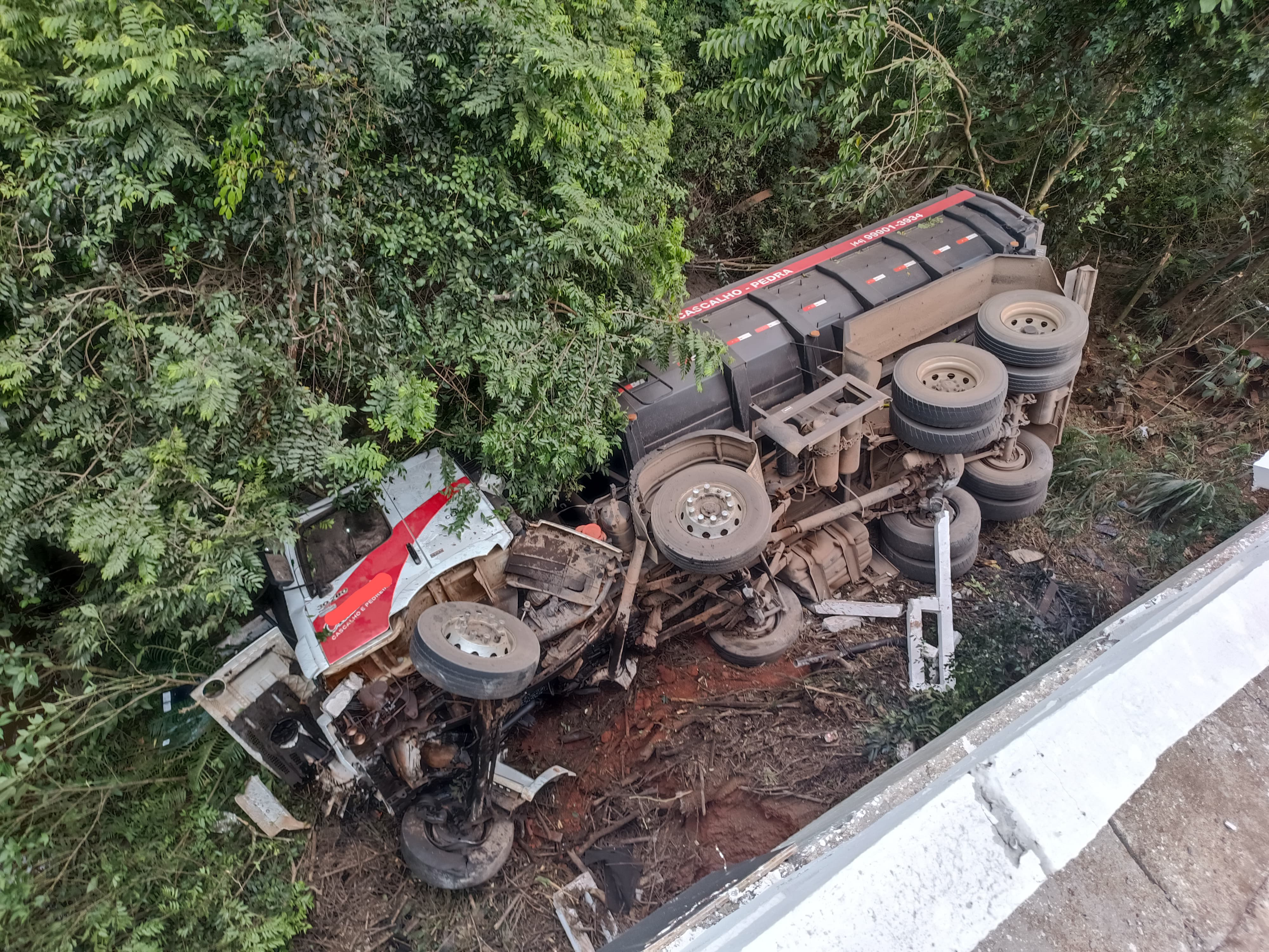  Caminhão tomba sobre a ponte do Rio Ligeiro, no PR, e motorista fica ferido; vídeo- 