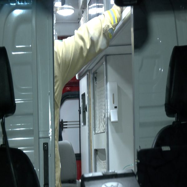 Imagem do interior da ambulância do Corpo de Bombeiros no momento em que o atendimento foi prestado à vítima.