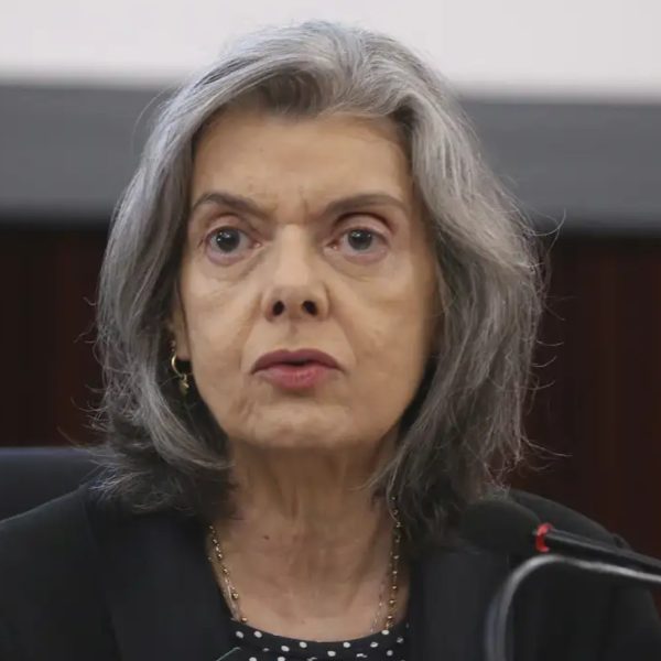 Ministra Cármen Lúcia faz palestra no COMPOL 2024 em Curitiba