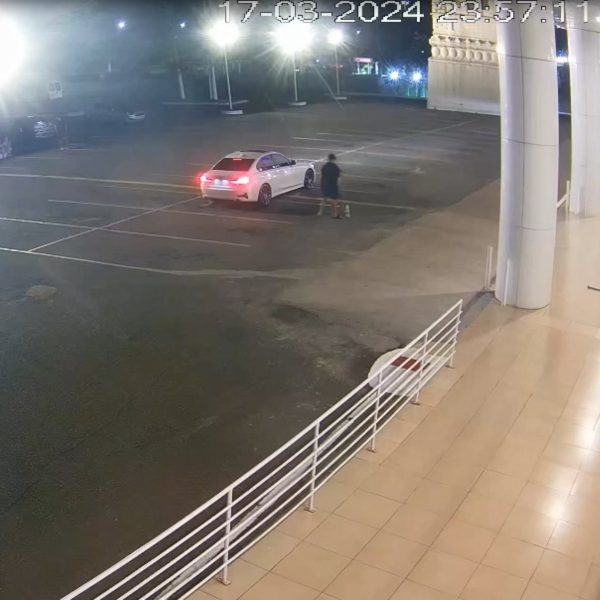 Carro de luxo é flagrado fazendo “borrachão” no estacionamento da Havan