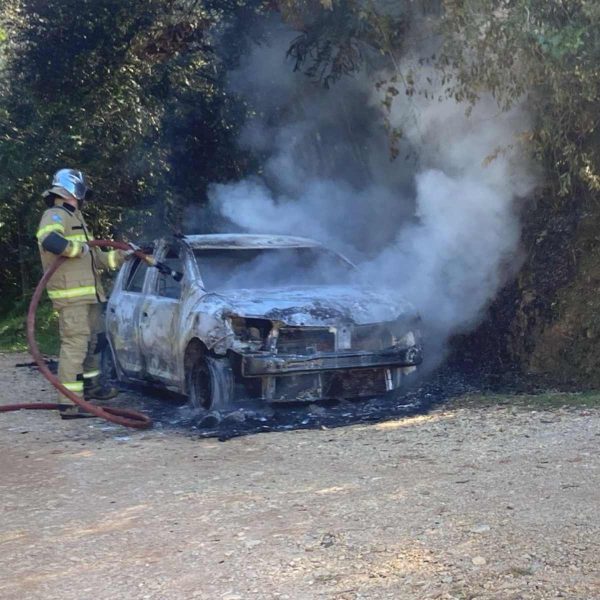 carro em chamas, fogo controlado pelos bombeiros