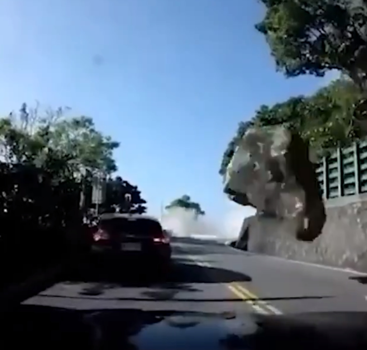  VÍDEO: Carro é esmagado por pedra durante terremoto em Taiwan 