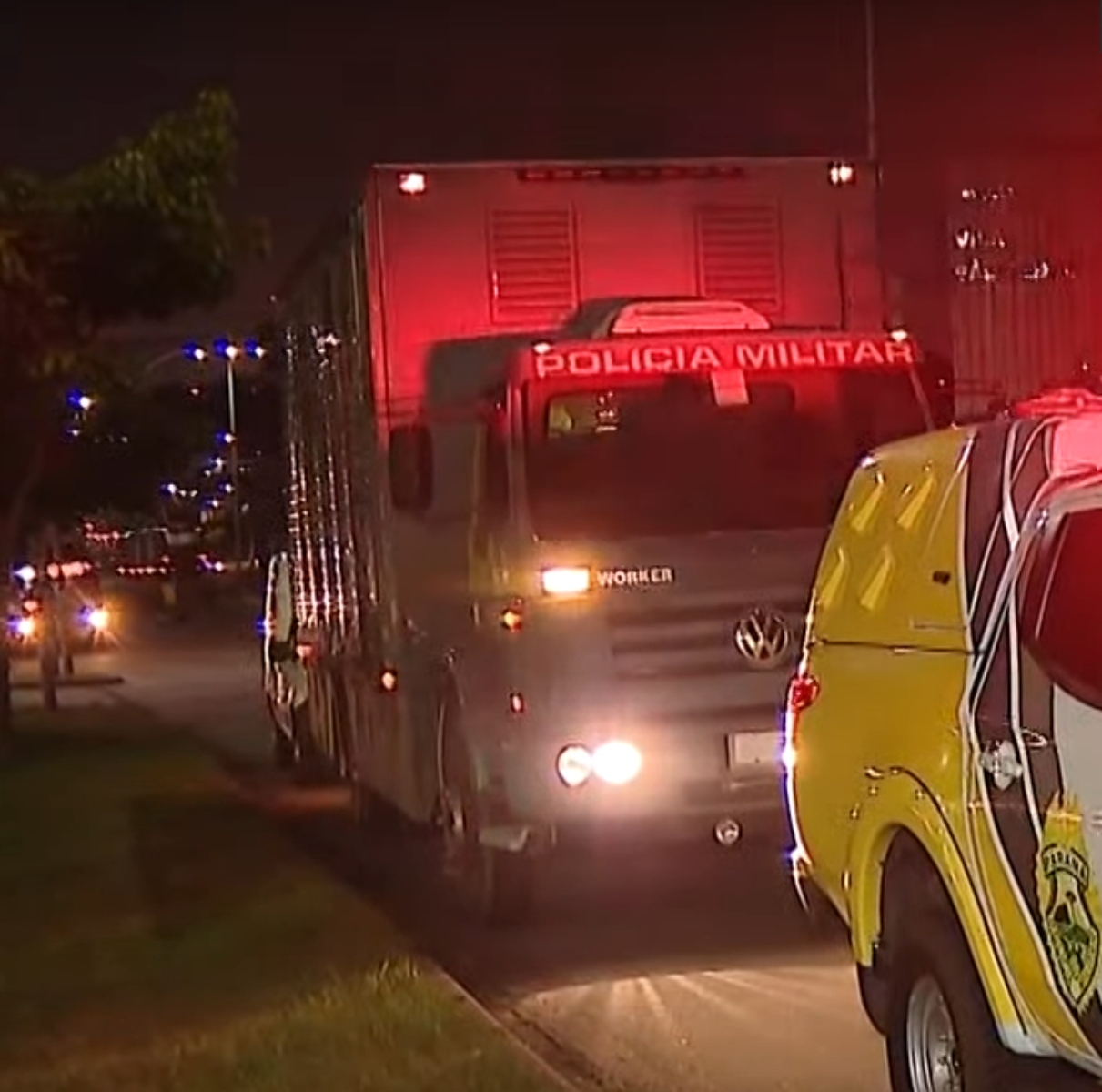  Ciclista fica ferido após ser atropelado por caminhão da PM na Linha Verde 