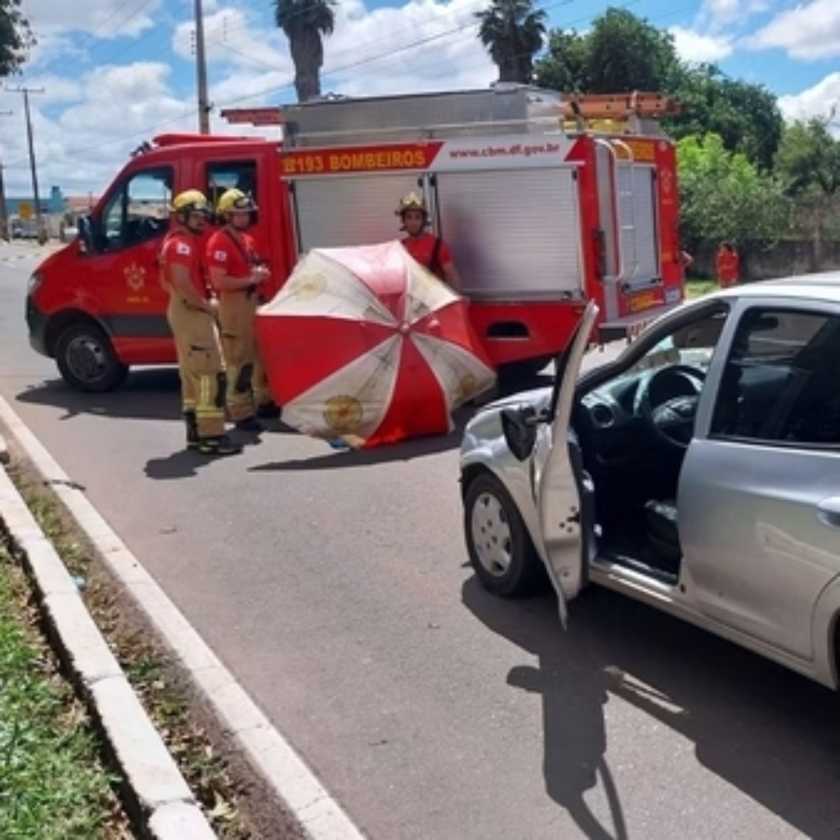  Criança morre atropelada após se soltar da mão do pai ao atravessar rua 