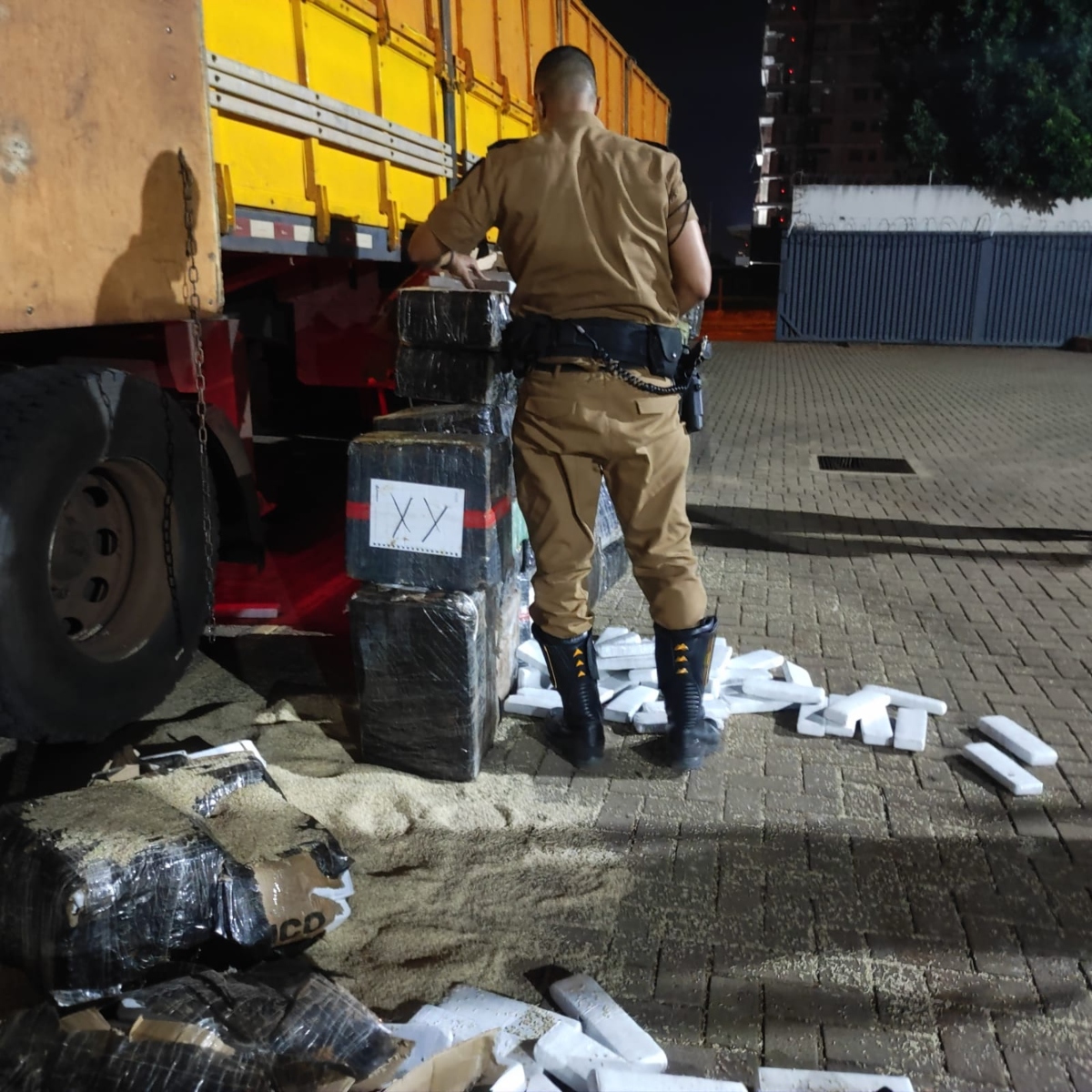  Policial contabilizando a droga apreendida em caminhão paraguaio no Paraná 
