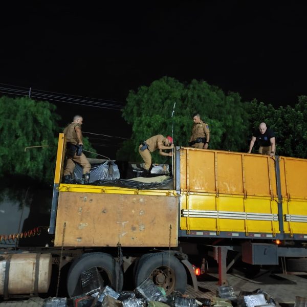 Imagem mostra caminhão paraguaio carregado com drogas na PR-317.