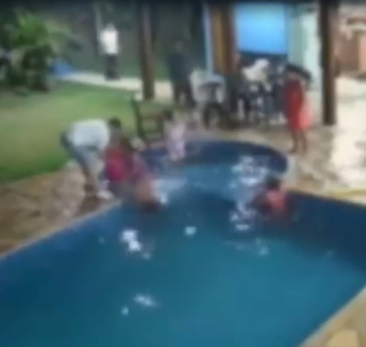 Elisangela Gazano: Vídeo mostra momento em que noiva cai na piscina