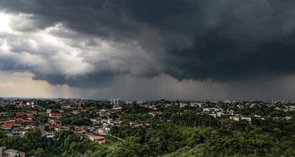 Calor em Curitiba pode provocar pancadas de chuva nesta semana