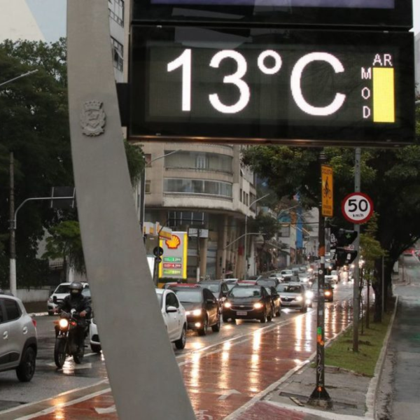 Chuva no cruzamento de avenidas em Londrina.