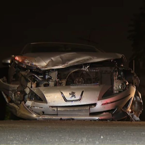 Carro ficou com a frente destruída após colisão no Bairro Alto, em Curitiba