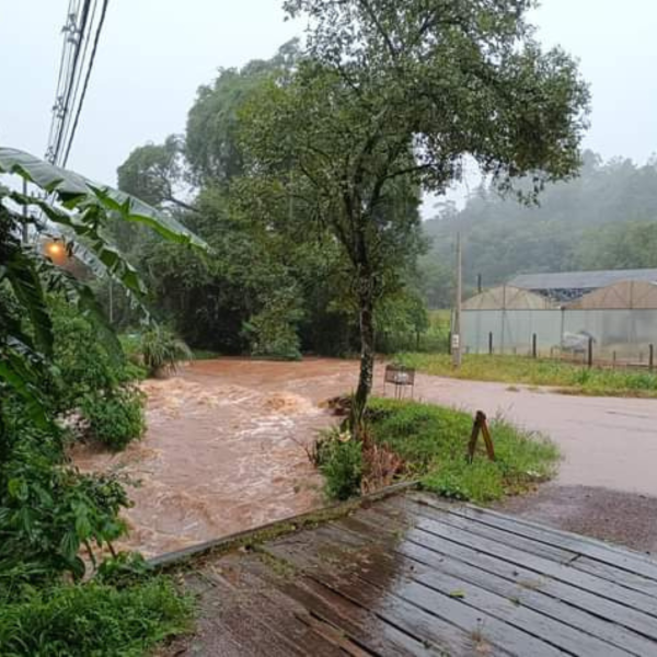 Chuva volumosa atinge cidades do litoral e da Grande Curitiba