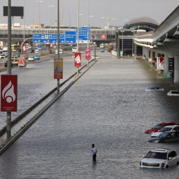 Grupo de brasileiros fica preso em aeroporto de Dubai após temporal histórico