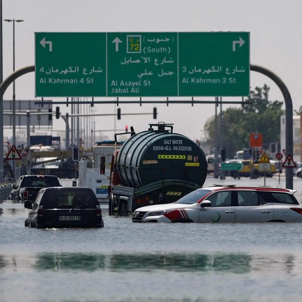 Grupo de brasileiros fica preso em aeroporto de Dubai após temporal histórico