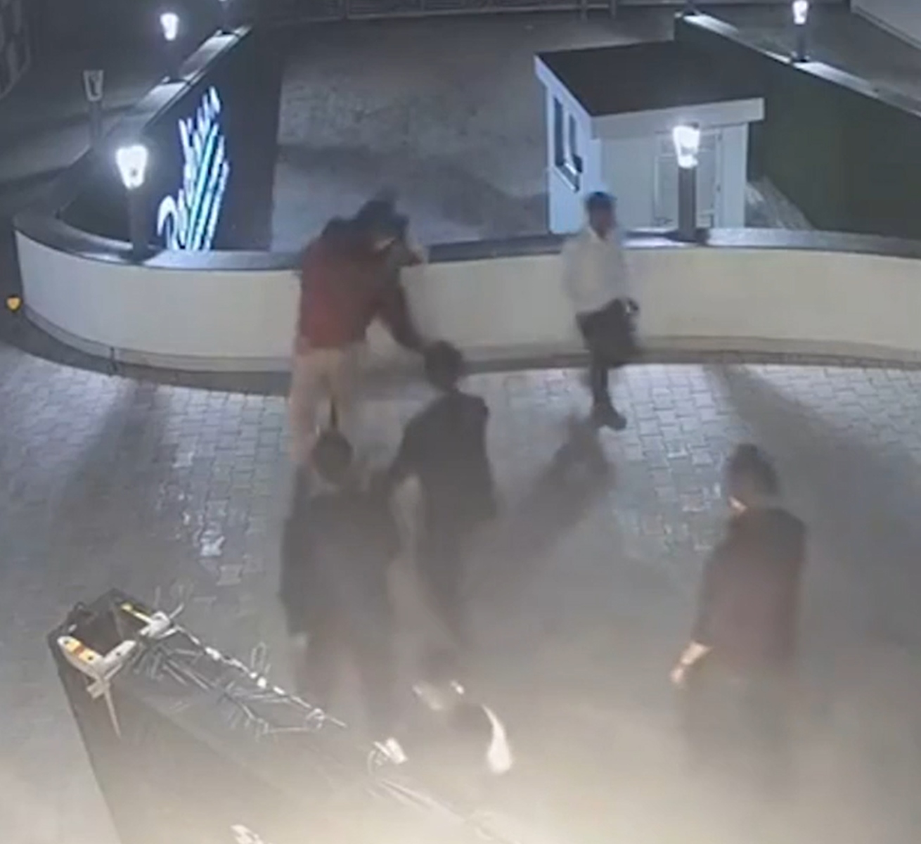  Homem é arremessado de terraço de hotel durante briga em casamento 