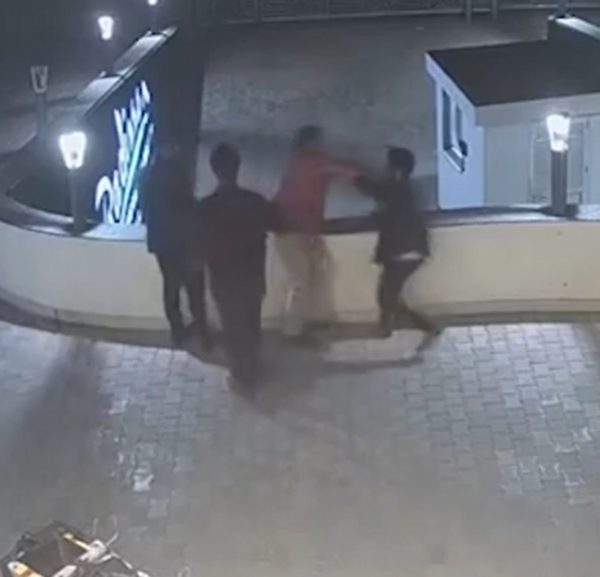 Homem é arremessado de terraço de hotel durante briga