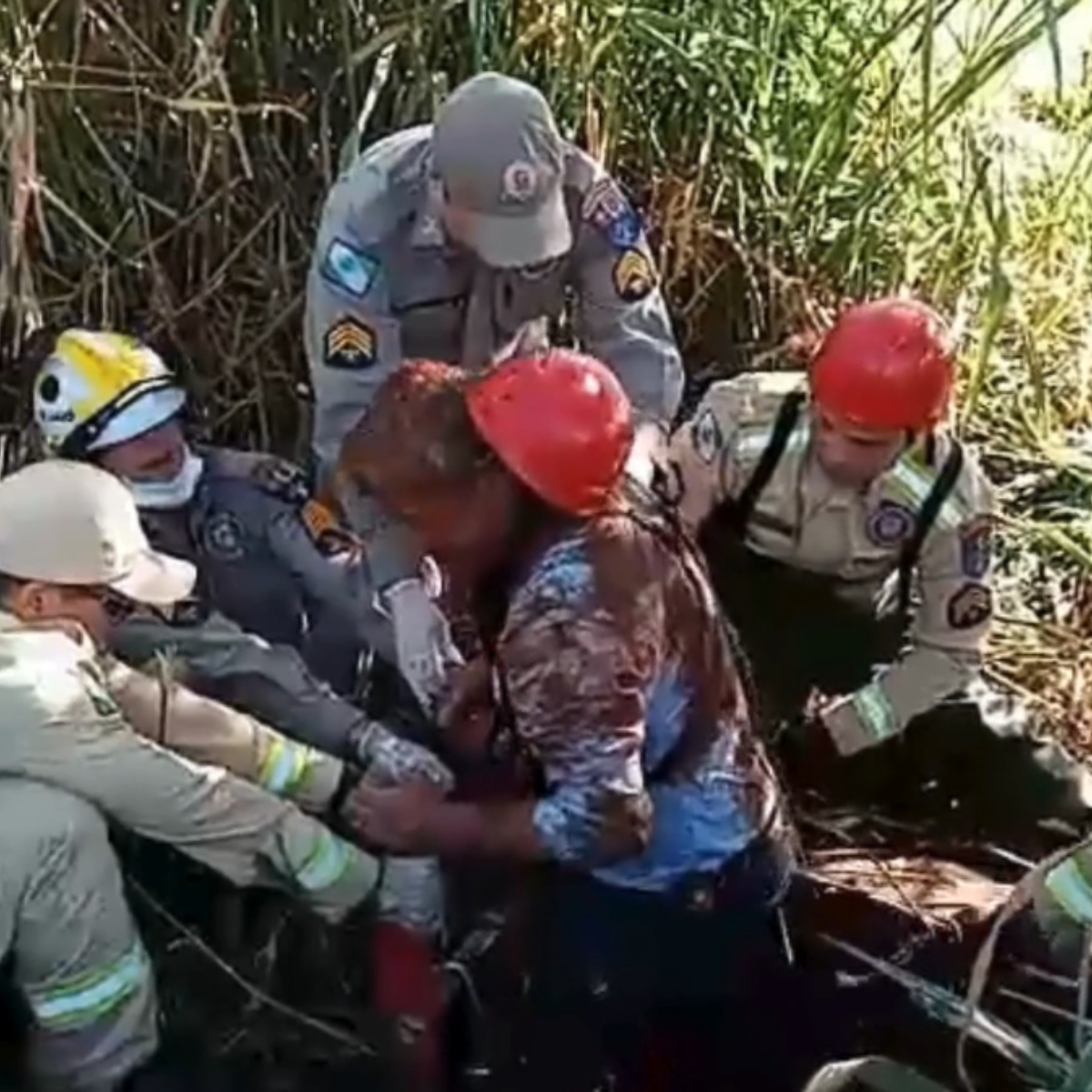  VÍDEO: Homem cai em poço e é resgatado no norte do Paraná 