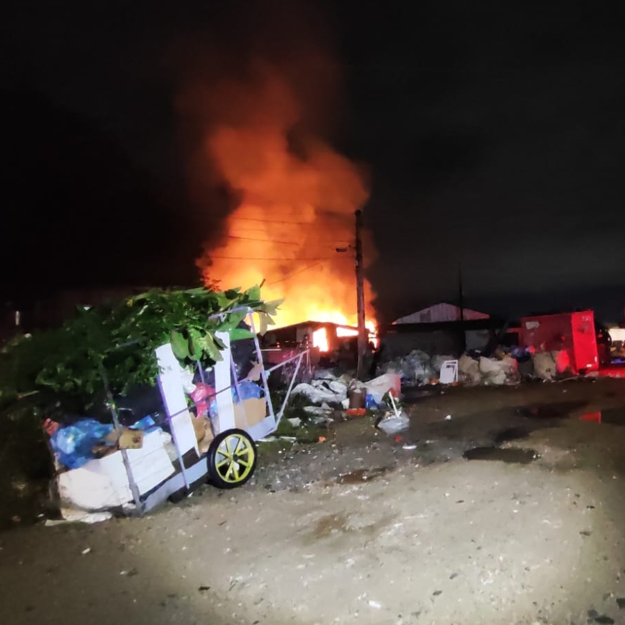  Incêndio destruiu cinco residências no bairro Boqueirão, em Curitiba 