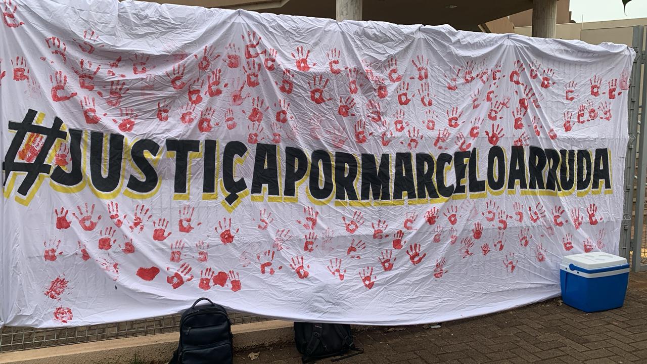 Amigos e familiares de Marcelo Arruda fazem ato em frente ao Fórum de Foz do Iguaçu