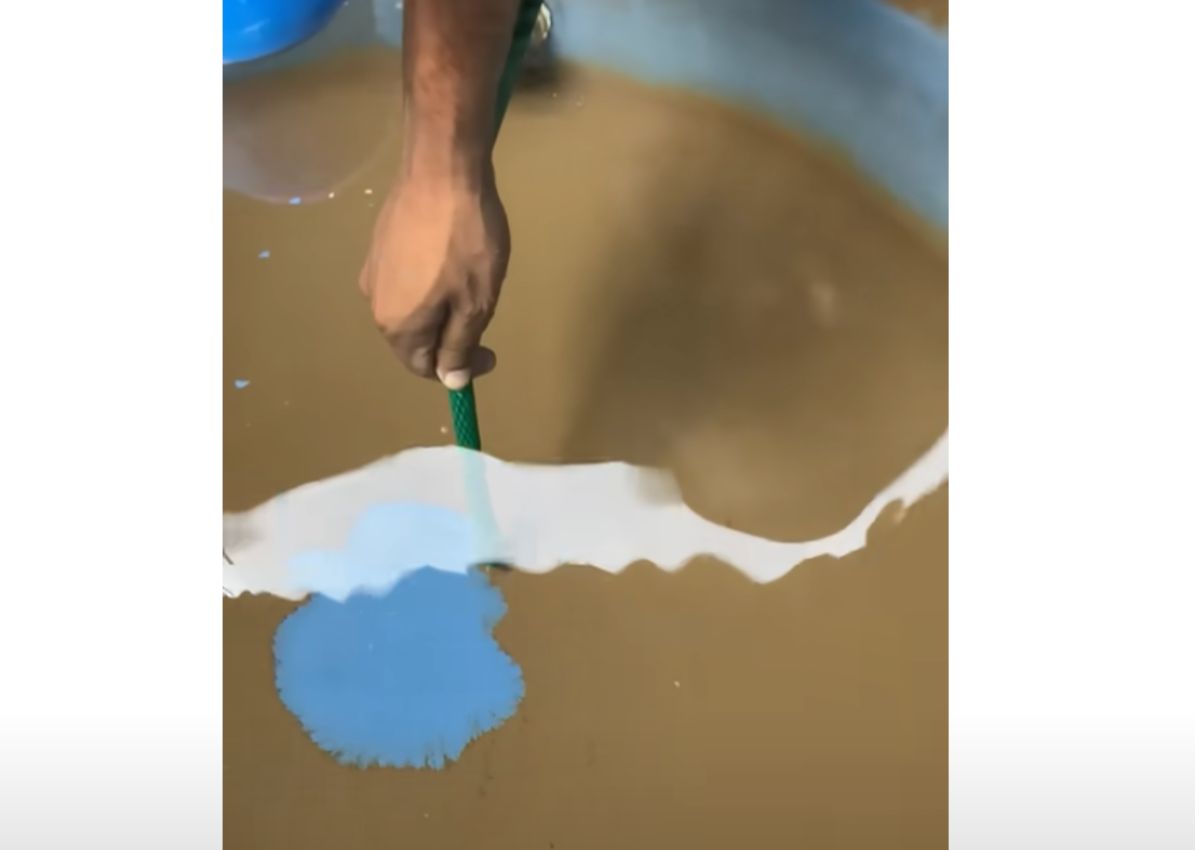 Caixa d'água fica limpa com ação fácil, conforme mostra o vídeo