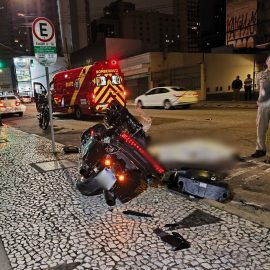 Motociclista morreu após bater em um carro estacionado no Centro de Curitiba