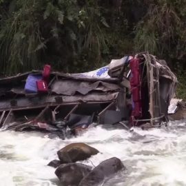 Ônibus cai em abismo e deixa mais de 20 mortos