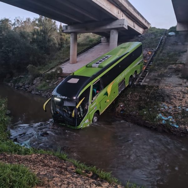 Trem atinge caminhão e motorista é socorrido em estado grave no Paraná