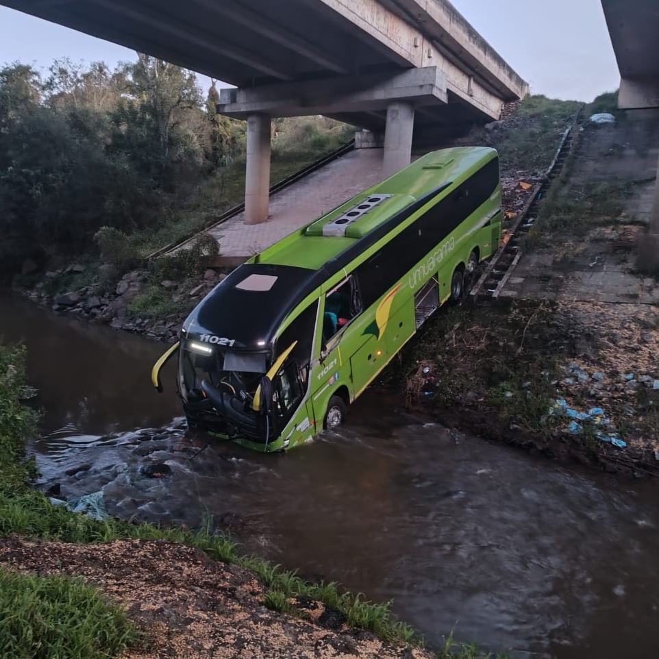 Ônibus caiu em rio na BR-376 por volta das 5h, desta sexta-feira (26)