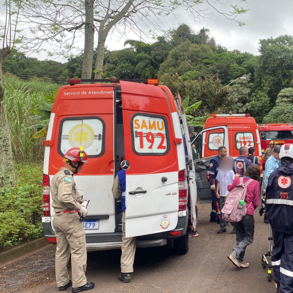 Ônibus escolar tomba e estudantes ficam feridos no Paraná