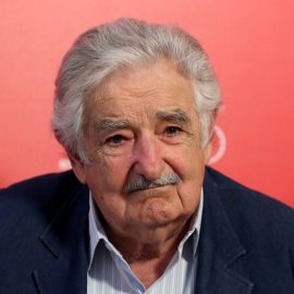 Pepe Mujica, ex-presidente do Uruguai, revela tumor no esôfago